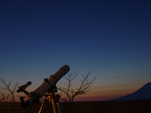 望遠鏡と夕日